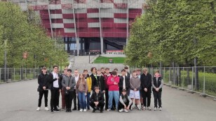 Grupa uczniów przed Stadionem Narodowym