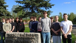 Grupa uczniów przy obelisku