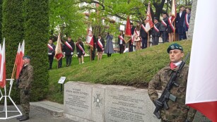 Żołnierze stojący przed pomnikiem