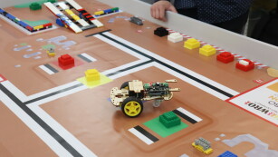 Mały jeżdżący robot arduino na kolorowej planszy