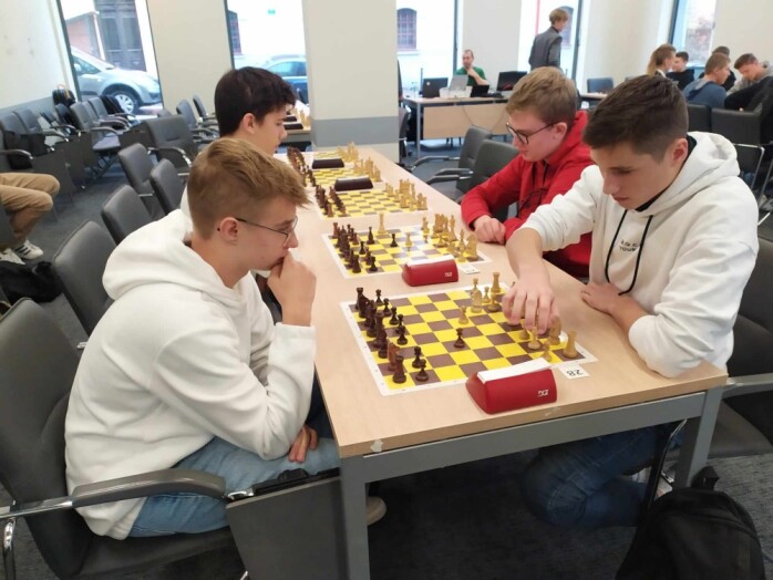Grupa uczniów Grająca w szachy podczas turnieju.