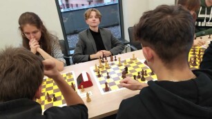 Grupa uczniów Grająca w szachy podczas turnieju.
