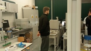 uczeń stojący przy sprzęcie laboratoryjnym