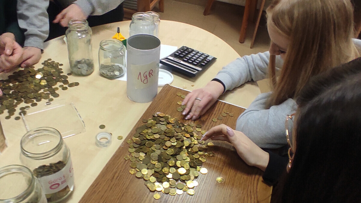 Uczniowie sortujący monety
