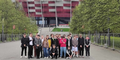 Grupa uczniów przed Stadionem Narodowym