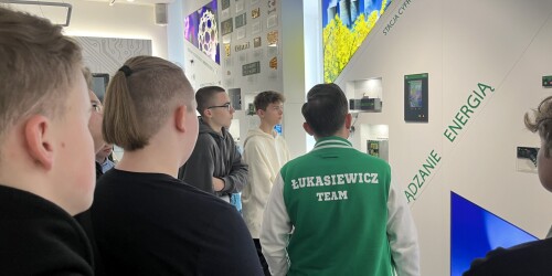 Grupa uczniów w Instytucie Łukasiewicza