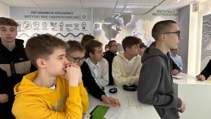 Grupa uczniów w Instytucie Łukasiewicza