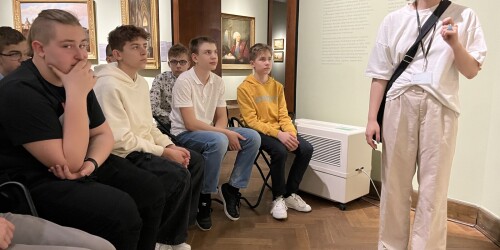 Grupa uczniów w Muzeum Narodowym