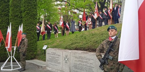 Żołnierze stojący przed pomnikiem