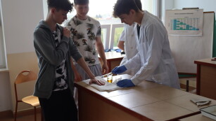Uczniowie w trakcie eksperymentu