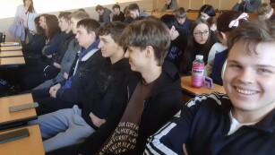 Uczniowie siedzący na sali wykładowej