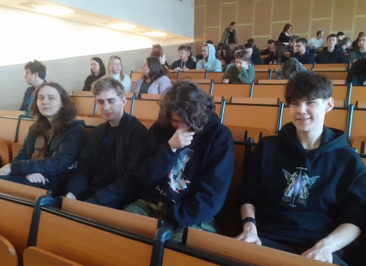 Uczniowie siedzący na sali wykładowej