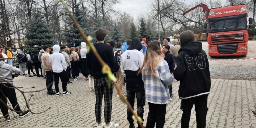 Grupa uczniów na placu przed szkołą