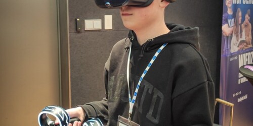Chłopak w goglach VR