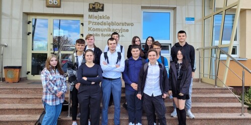 Grupa uczniów przed budynkiem MPK Lublin