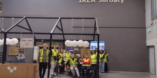 Grupa uczniów w Centrum Dystrybucji IKEA